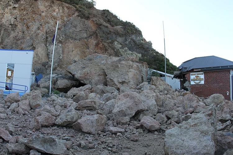 Large rock falls triggered by the earthquake, Sumner, Christchurch. [GNS Science]